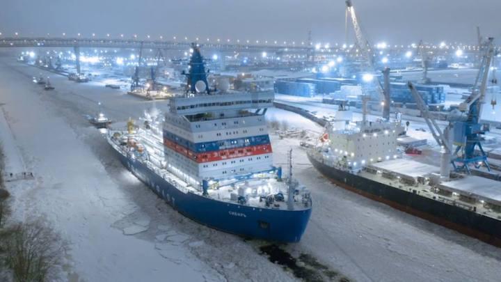 Атомный ледокол &quot;Сибирь&quot; обеспечил первую в 2023 году постановку судна к ледовому причалу